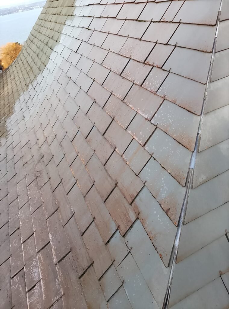 L'application d'un traitement hydrofuge sur une toiture propre