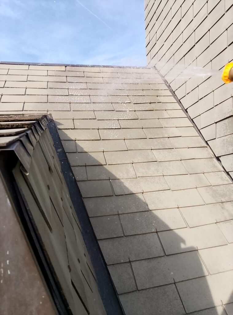 Panneau d'une entreprise ou logo avec "Démoussage Toiture"